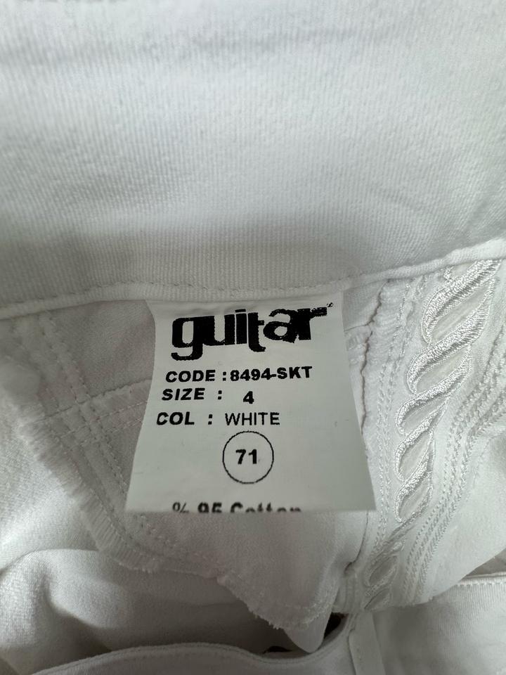 Белая юбка Guitar — стильная классика с изюминкой