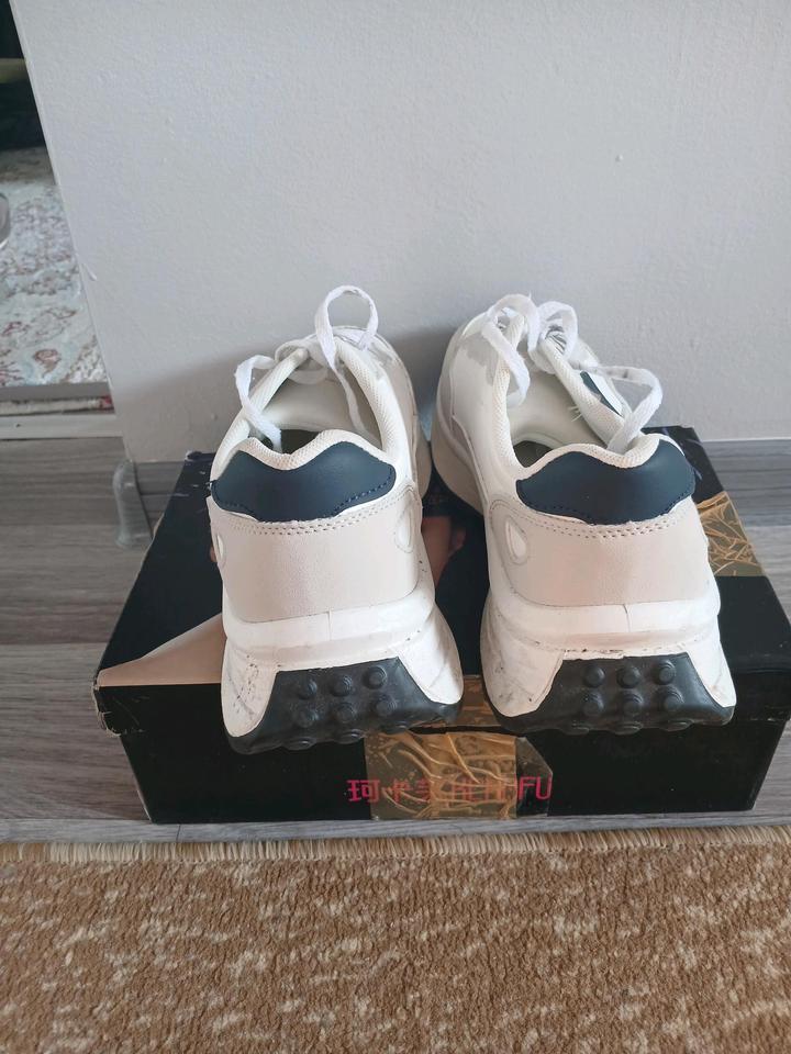 Белые кроссовки