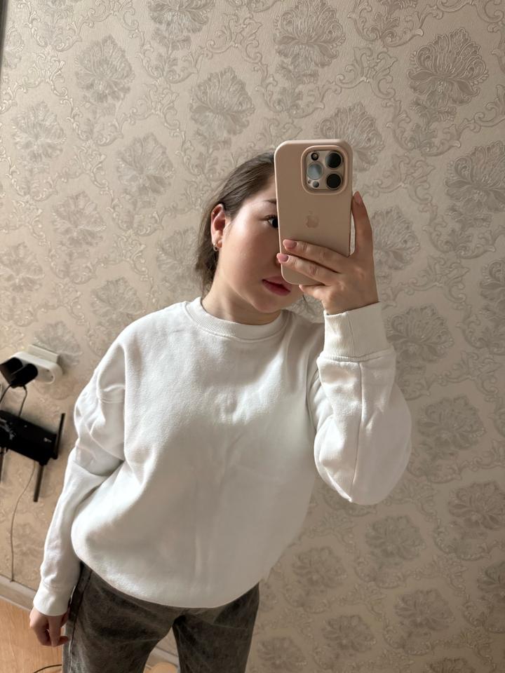 Белая толстовка