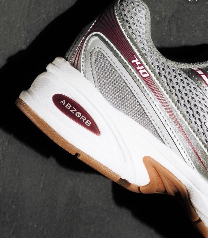 Кроссовки New Balance 740 модель