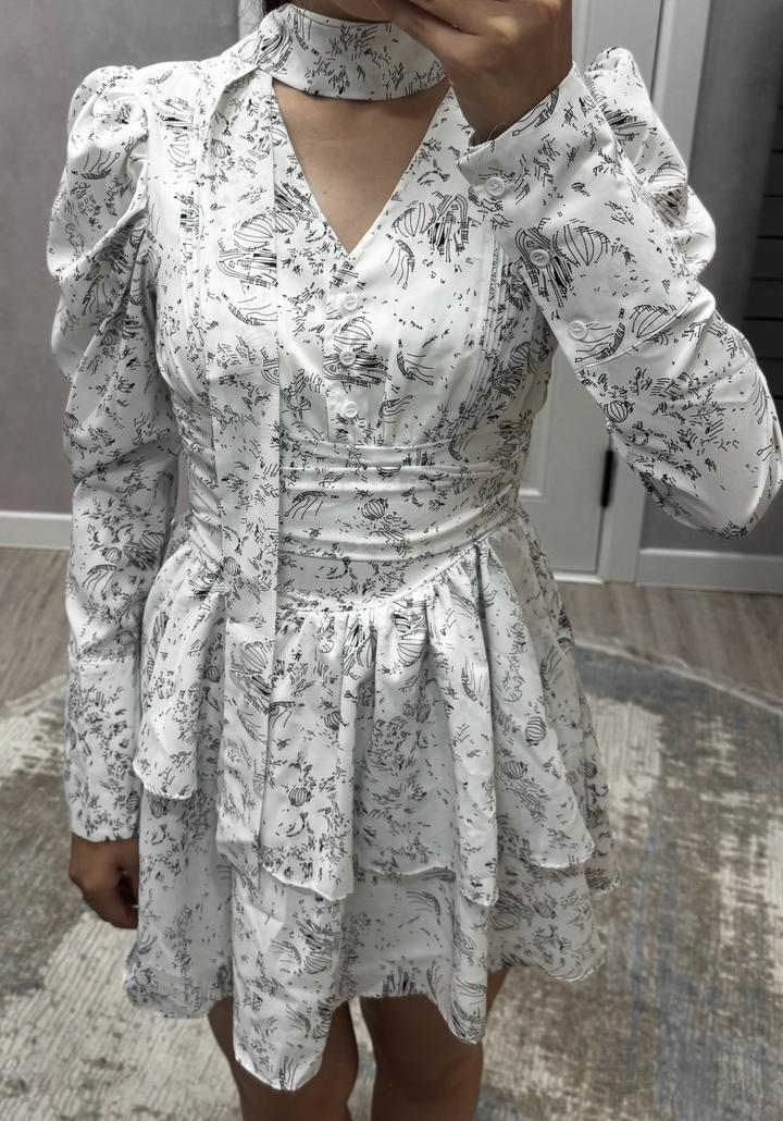 Нежное белое платье с изящным принтом