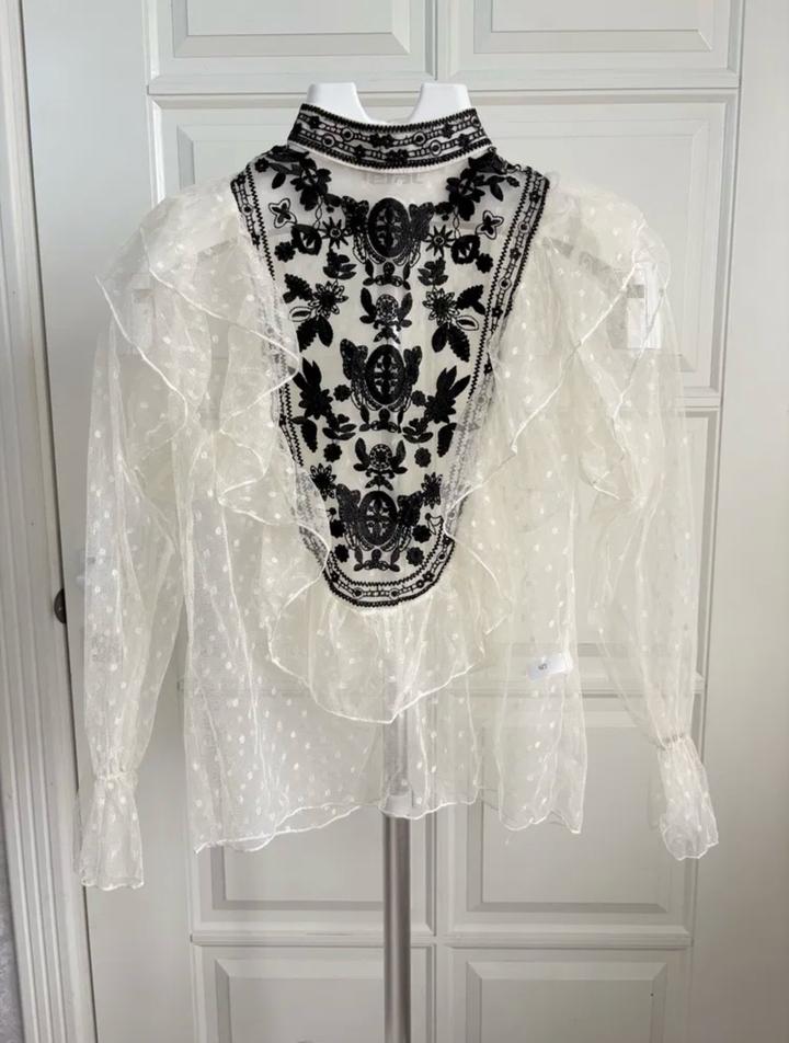 Блузка фатиновая с вышивкой