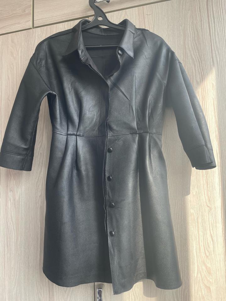 Черное мини платье под кожу