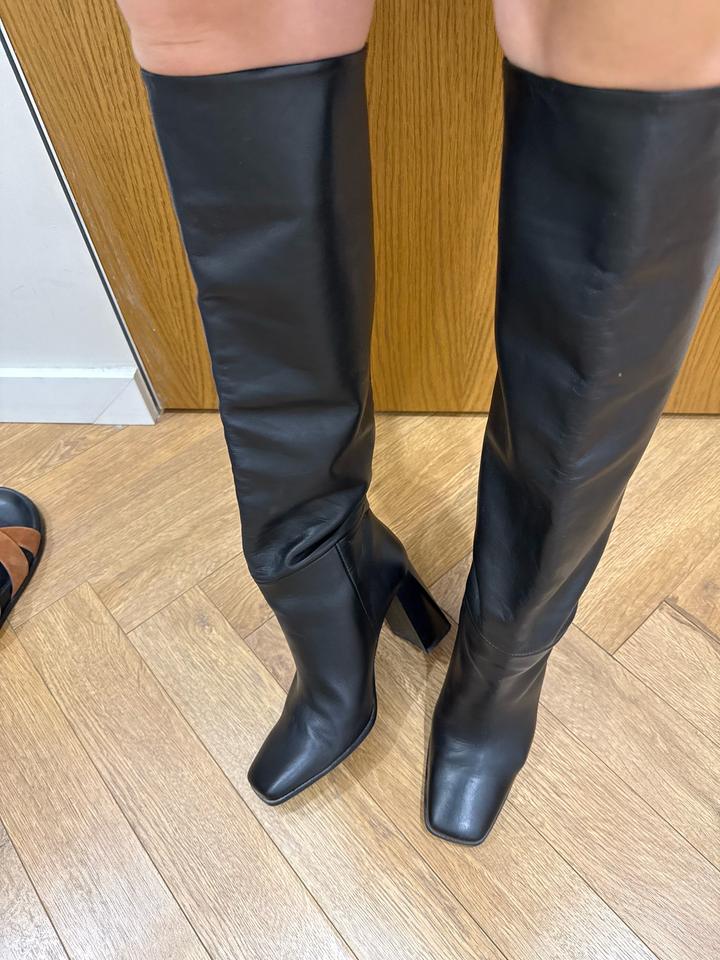 Кожаные сапоги Zara