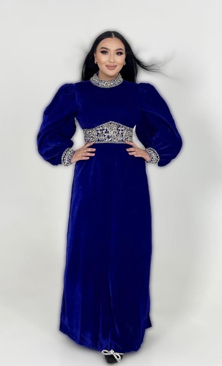 Платья красивое , камни очень сильно сверкают