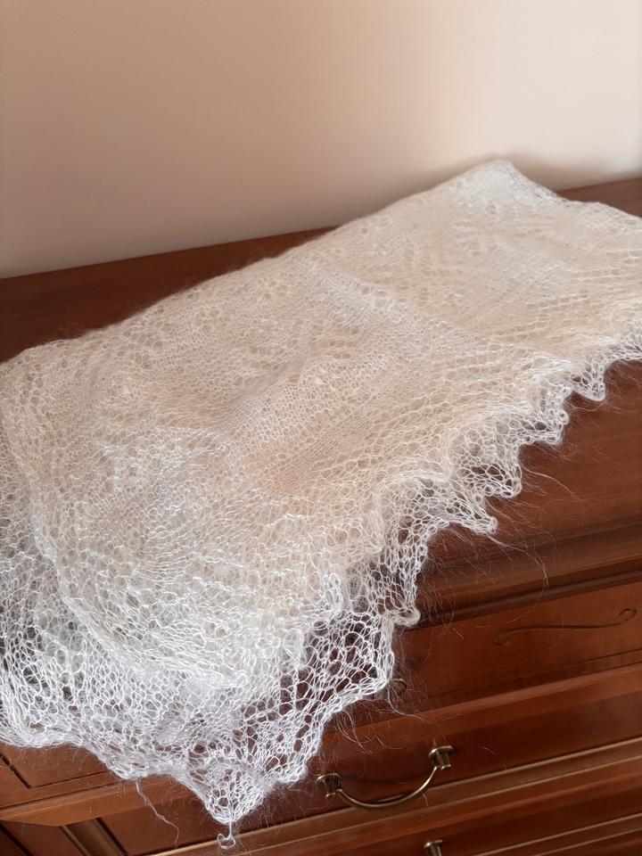 Пуховый, ажурный оренбургский платок