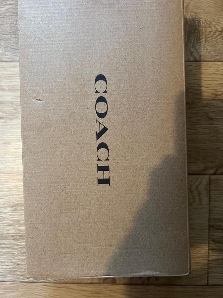 Сандалии от Coach
