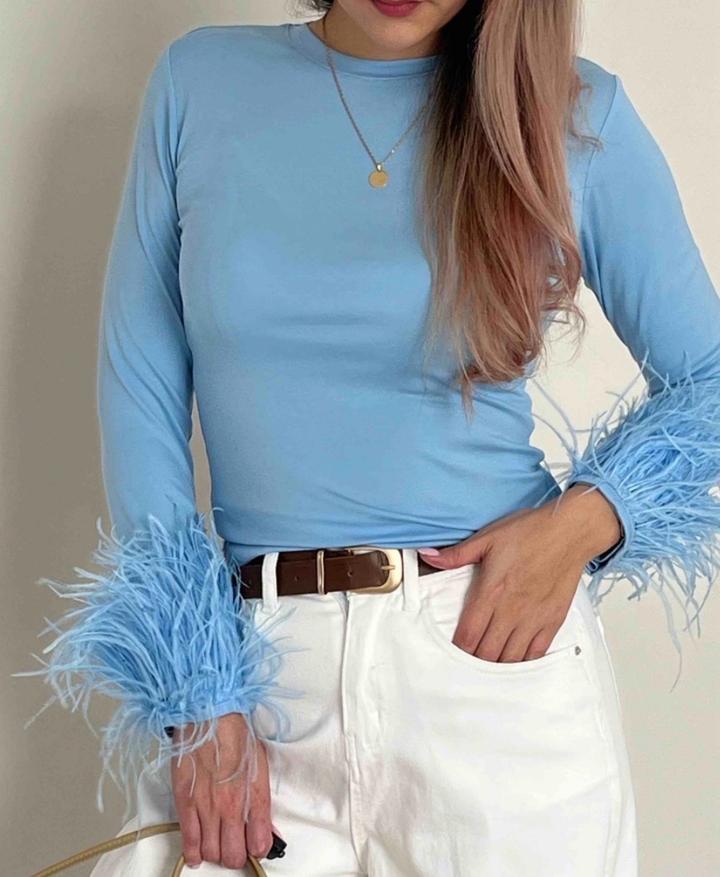 голубой лонгслив с перьями на рукавах