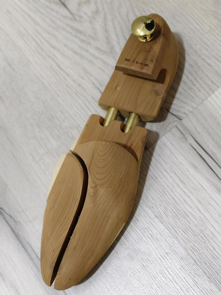 Кедровые колодки Kiton (формодержатели) из массива красного кедра