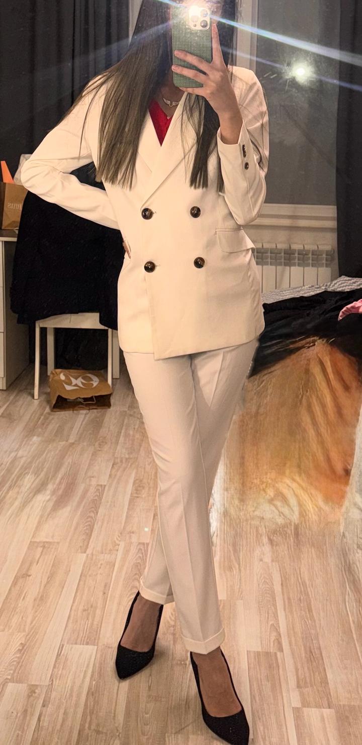 Белый брючный костюм