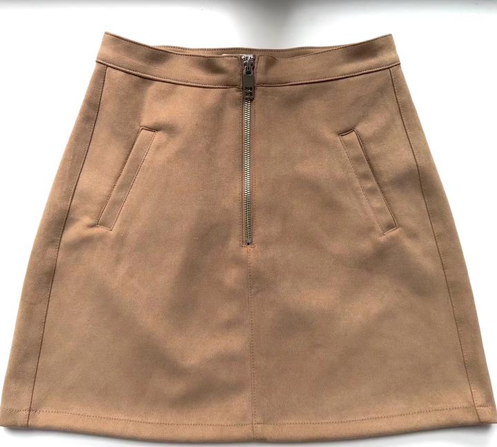 Бежевая короткая юбка с молнией спереди