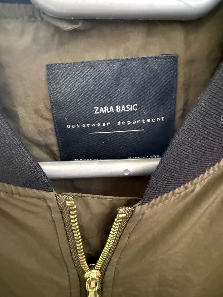 Легкая зеленая курточка ZARA