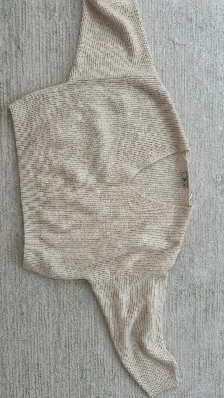 мягкий трикотажный пуловер с V-образным вырезом