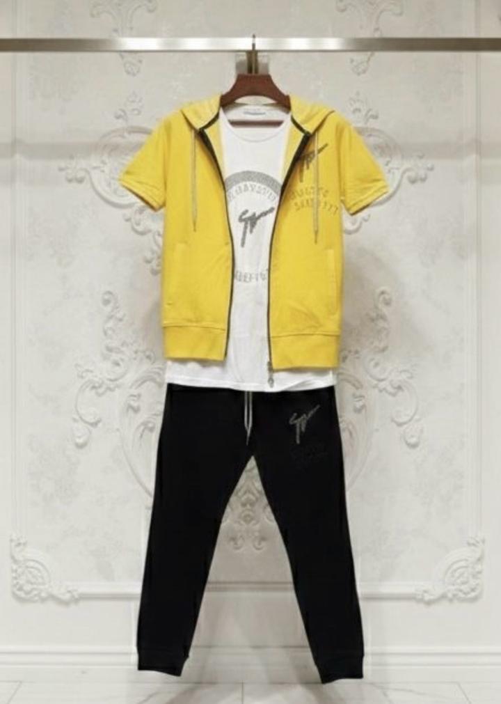 Спортивный женский костюм