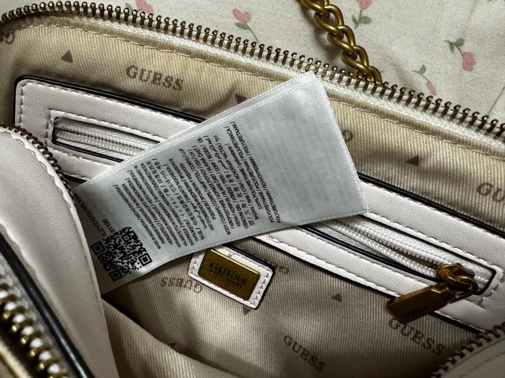 Сумка GUESS белая с цепочкой (кроссбоди) почти новая