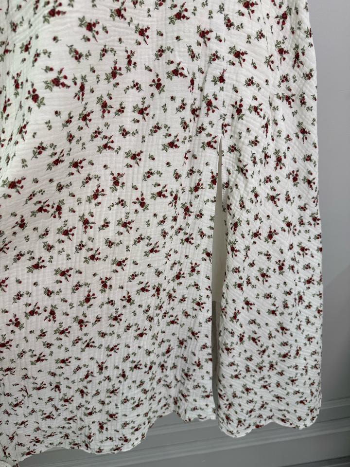 Белое платье в цветочек