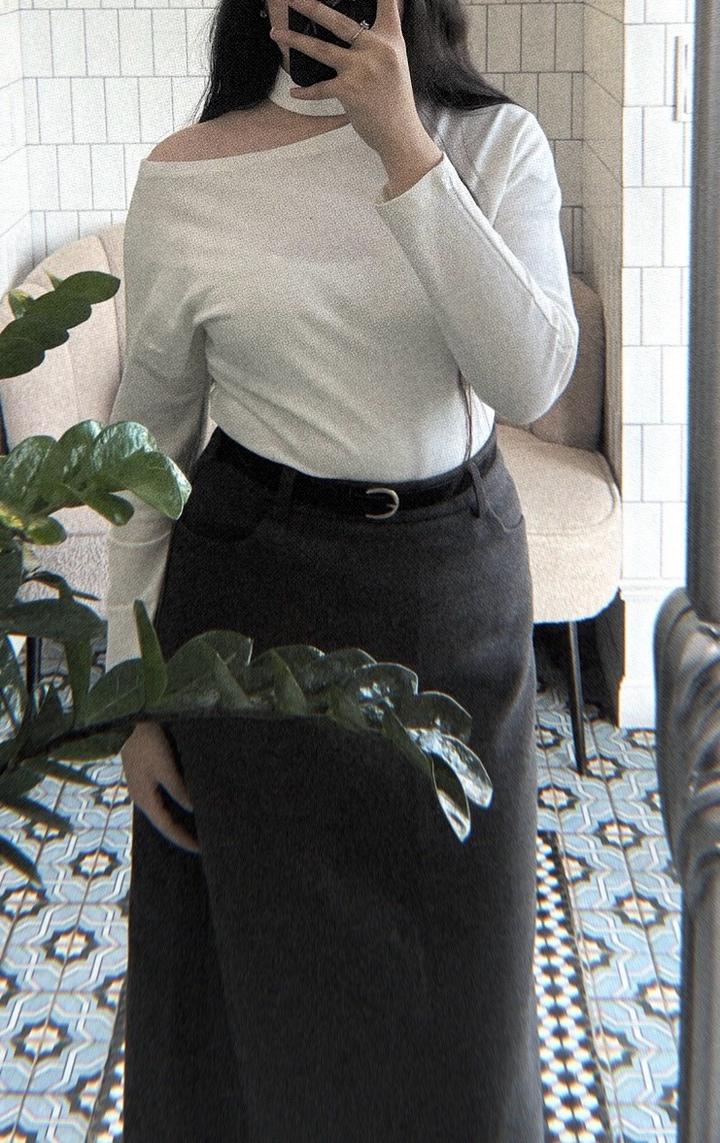 Белый лонгслив и серая юбка