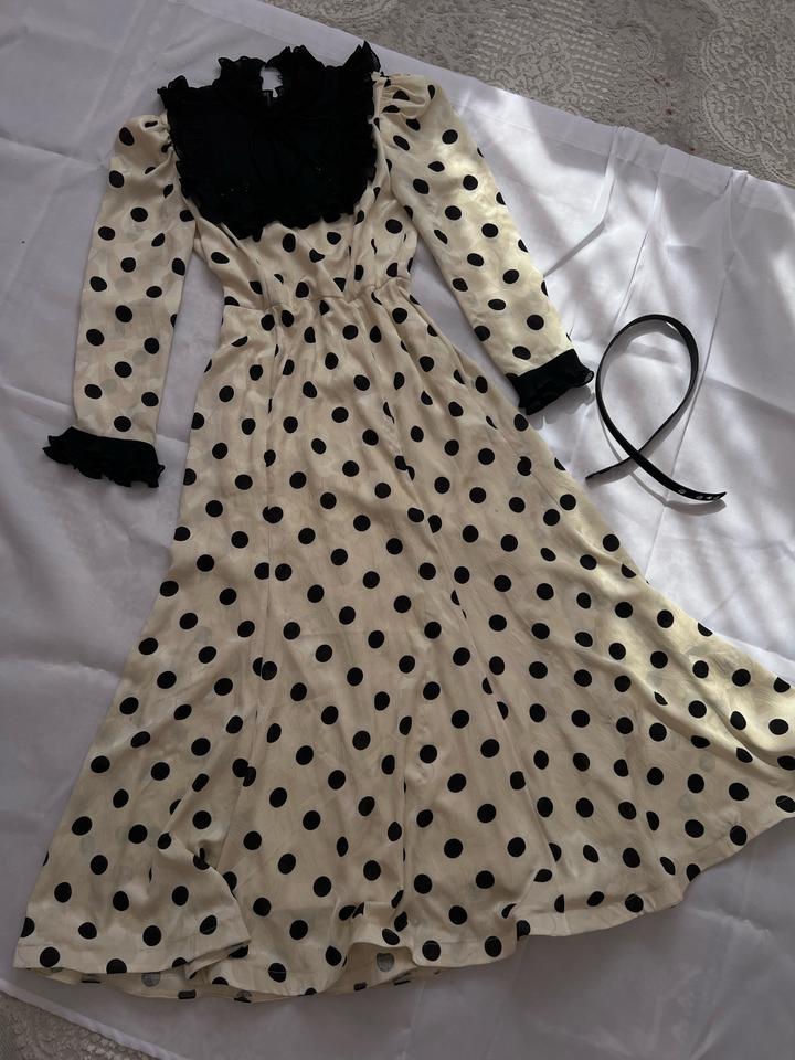 Бежевое платье