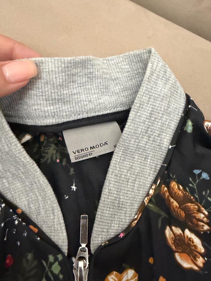 Тонкая атласная накидка Vero Moda