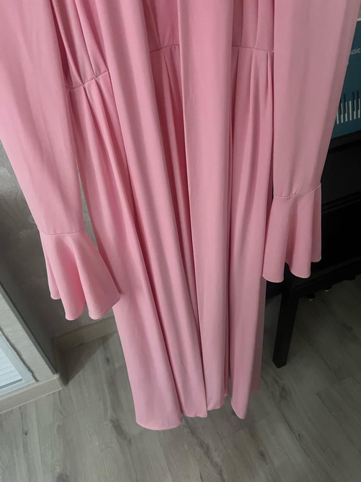 Розовое платье