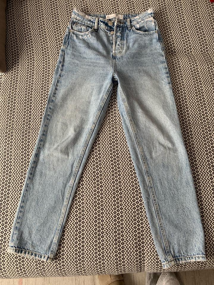 Джинсы mom Stradivarius
