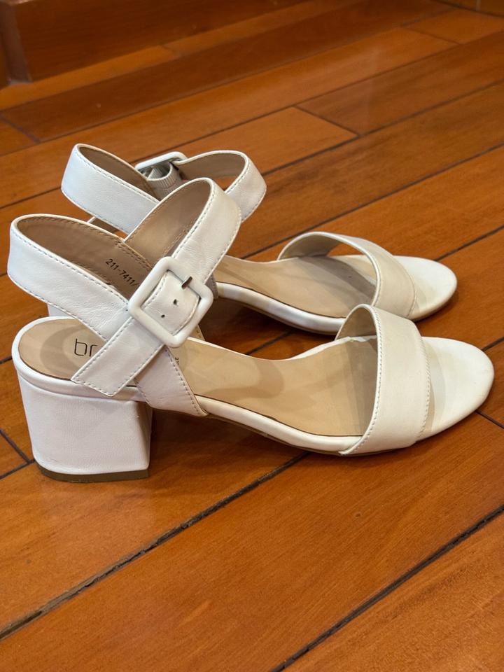 Белые босоножки Braska