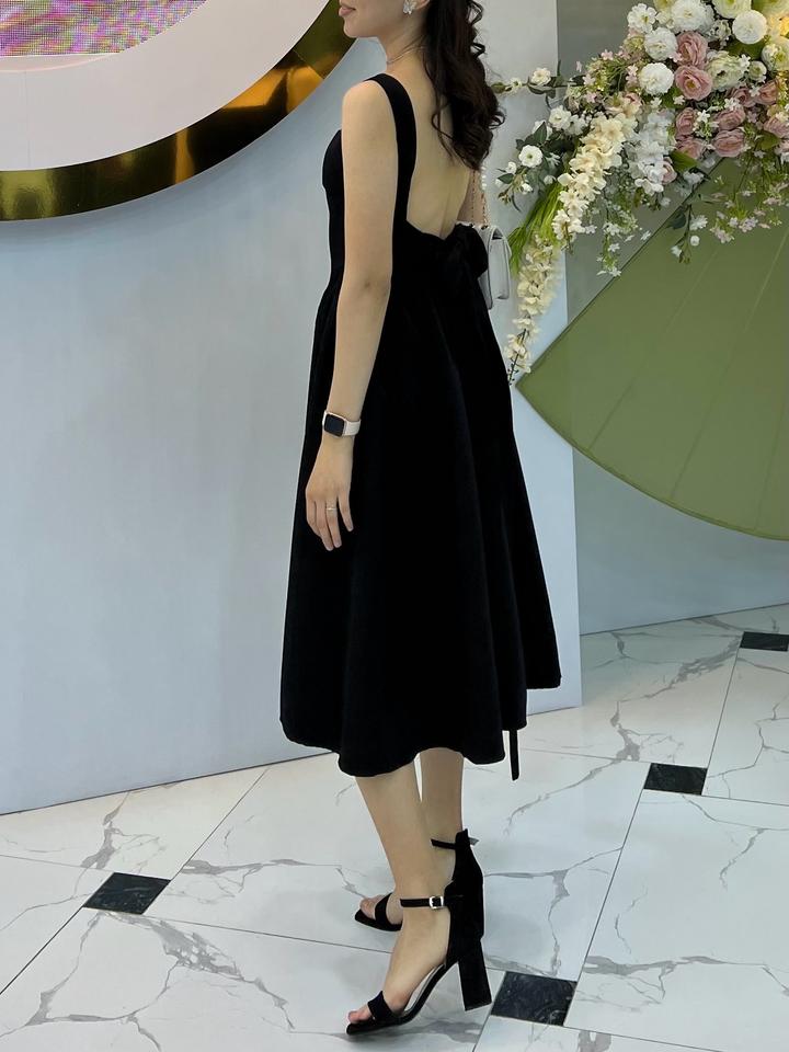 черное платье с открытой спиной