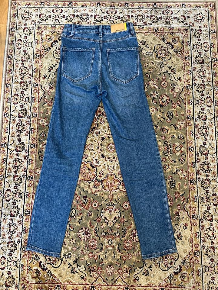 Синие джинсы Stradivarius
