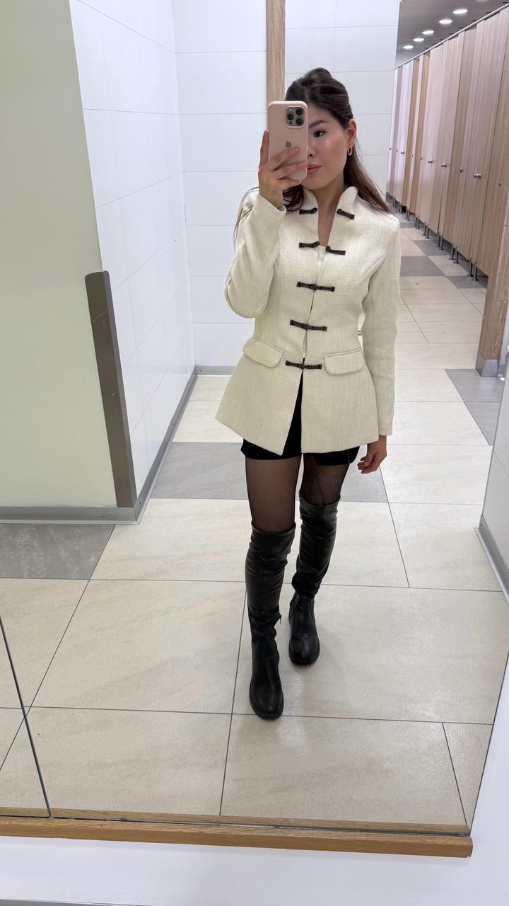 Белый твидовый костюм