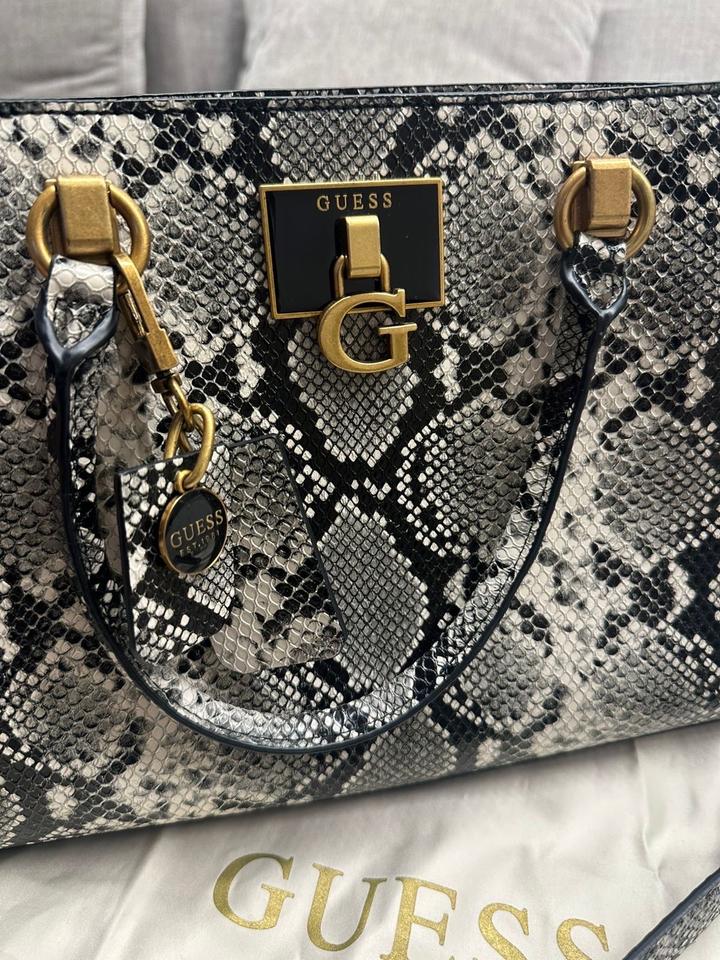 Сумка под питона от Guess