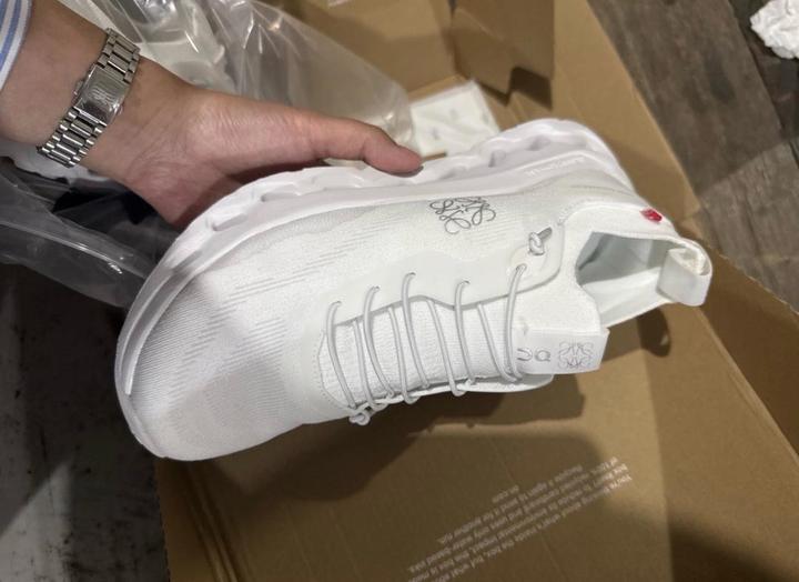 Белые кроссовки ON & Loewe