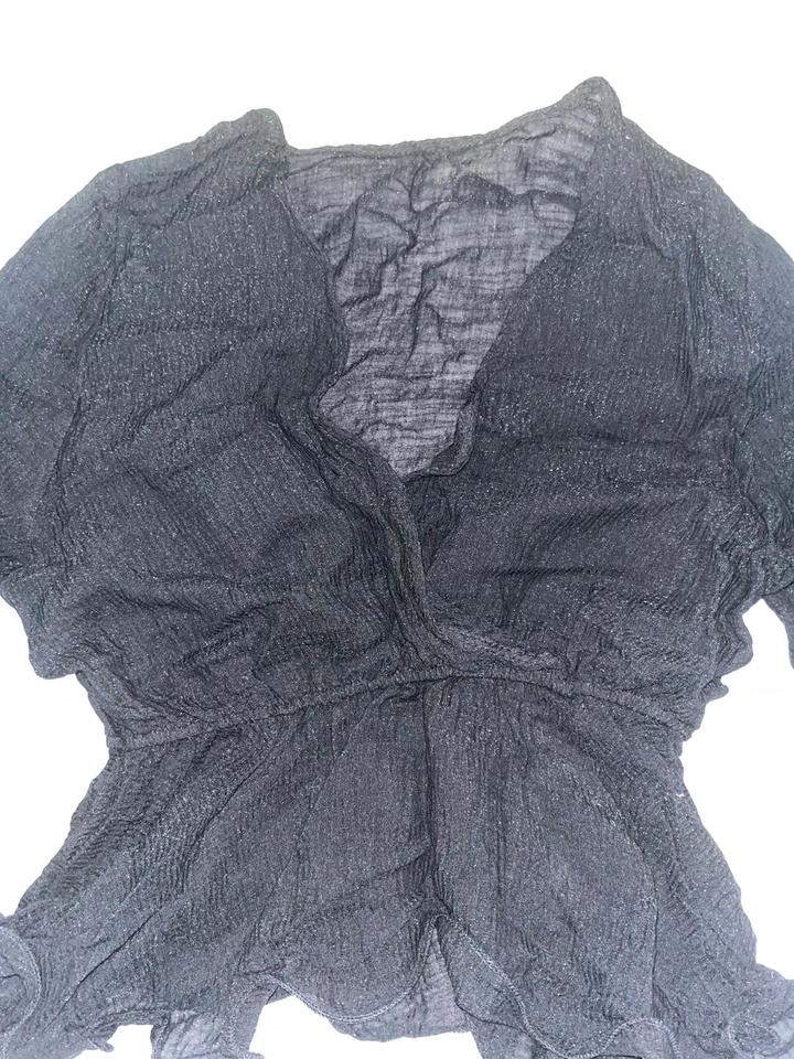 Черная рубашка с вырезом, с баской.