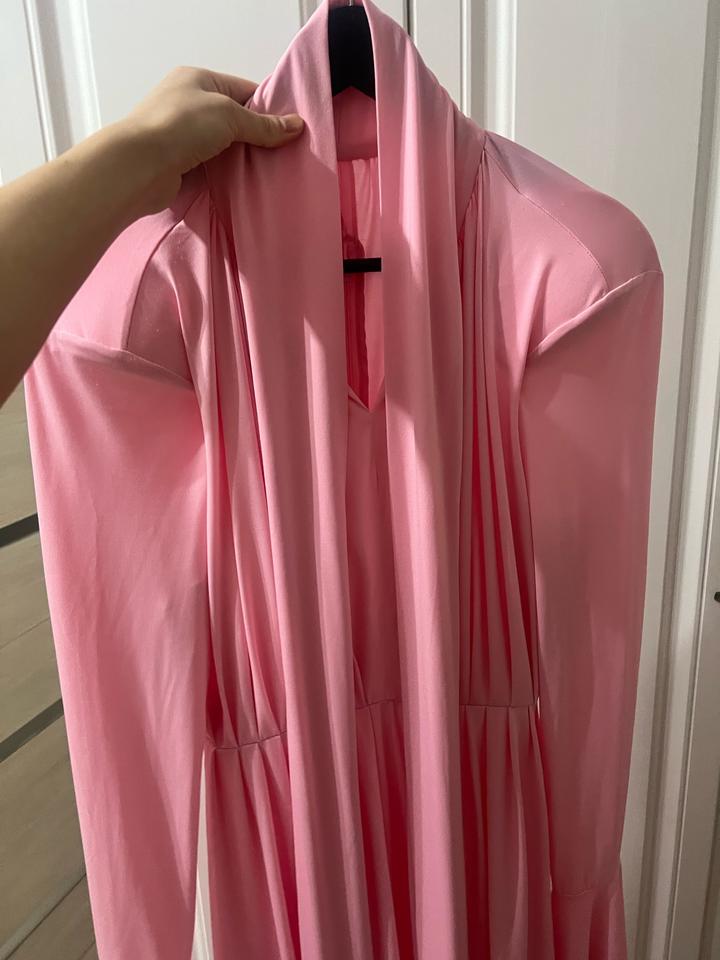 Розовое платье