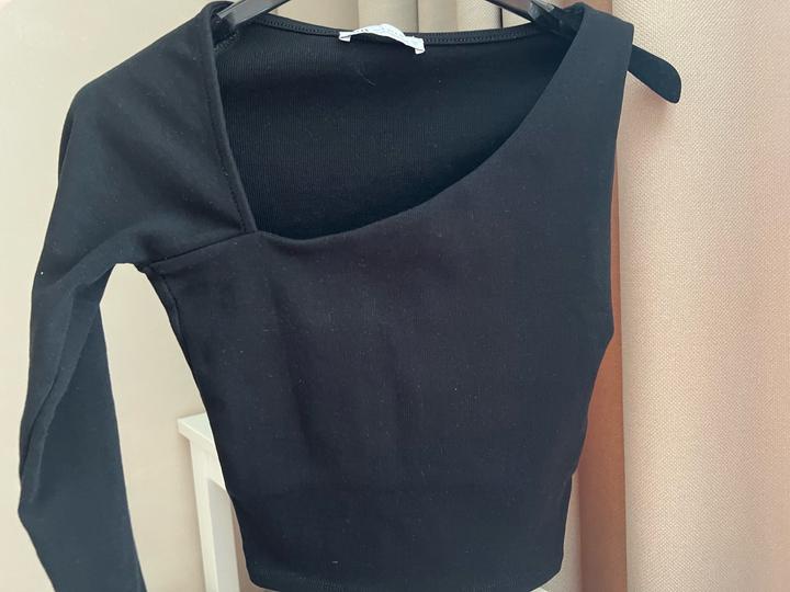 Стильный чёрный топ на одно плечо Zara