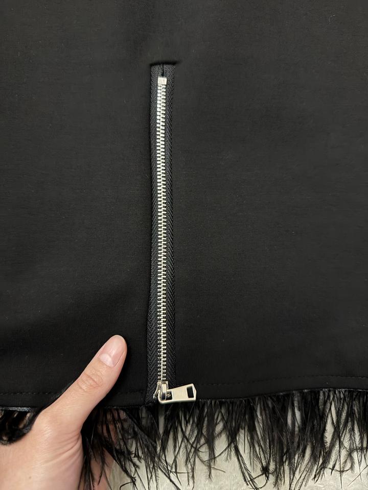 Черная двойка с перьями