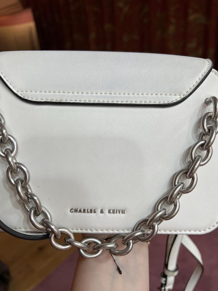 Белая сумка Charles & Keith
