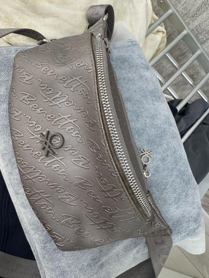 Серебристая женская сумочка United Colours of Benetton