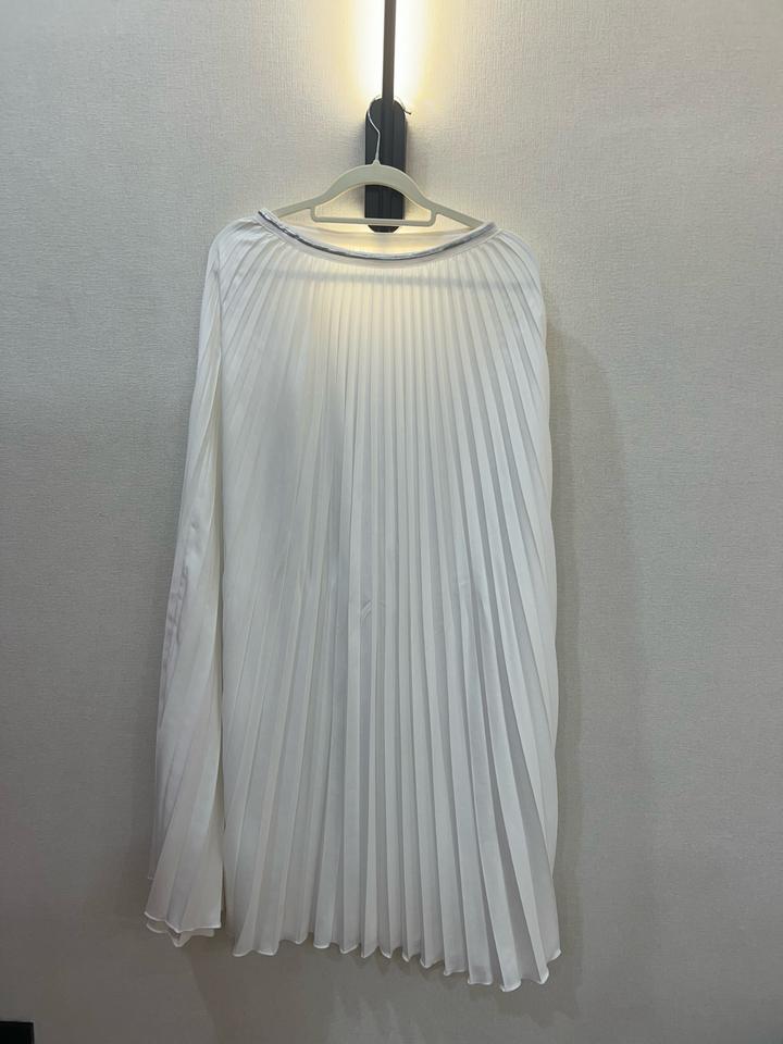 Белая плиссированная юбка