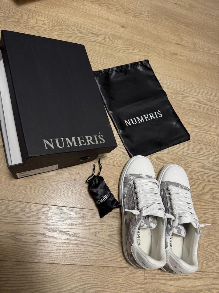Серые кроссовки Numeriś