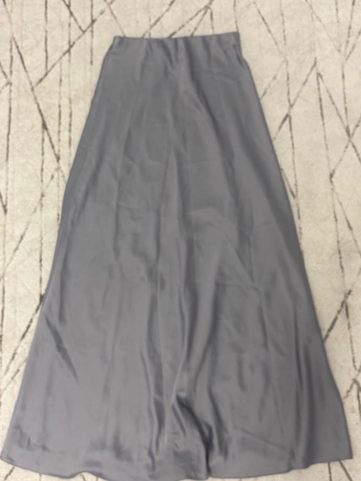 Серая атласная юбка
