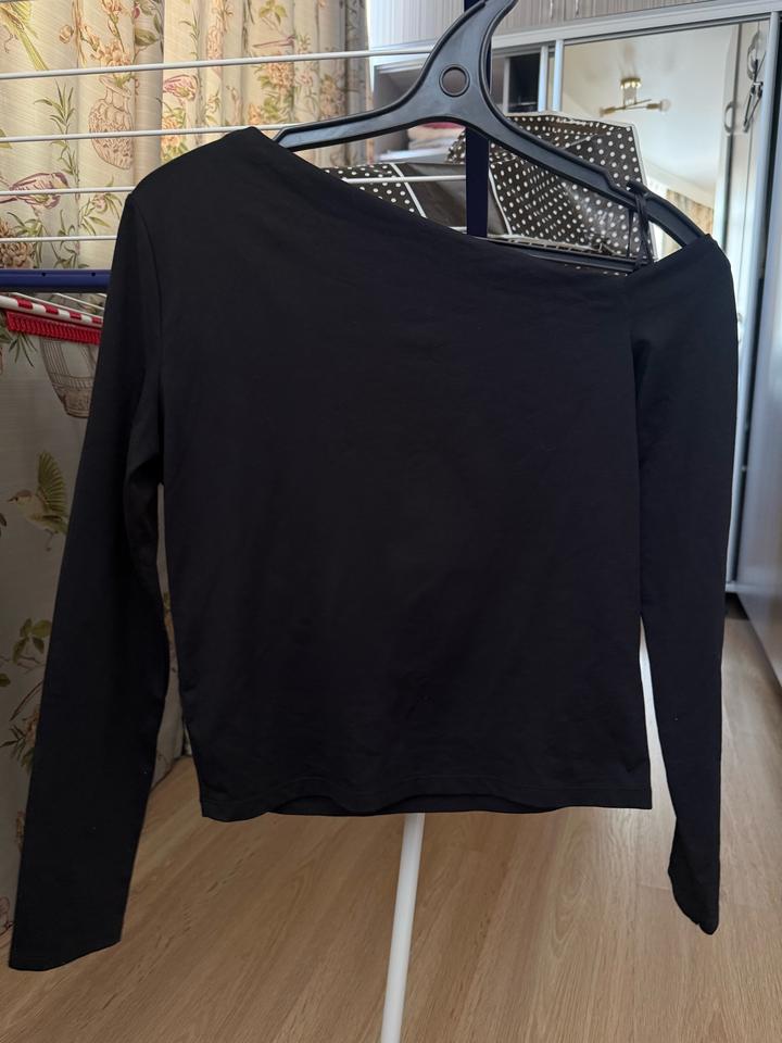 Черная кофта на одно плечо