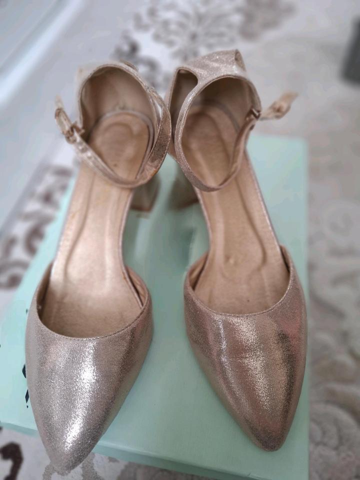 Золотистые туфли