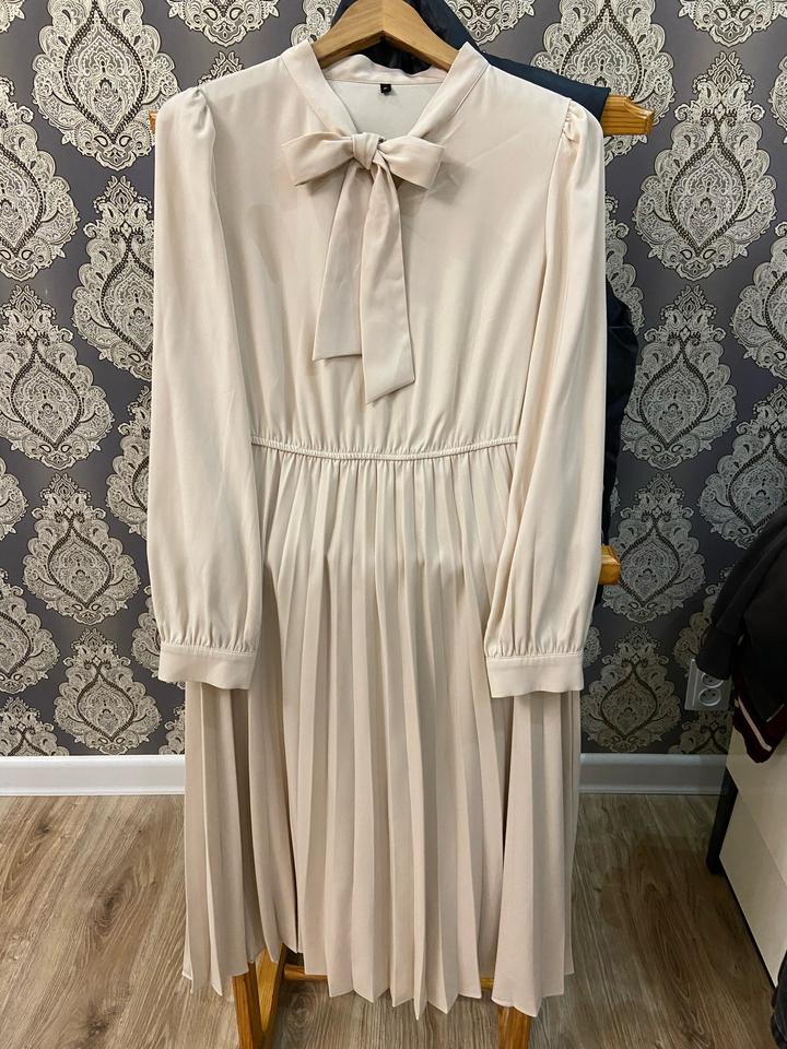 Бежевый платье