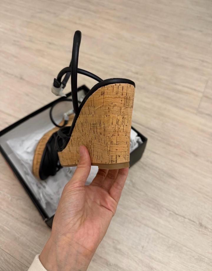 Женские босоножки