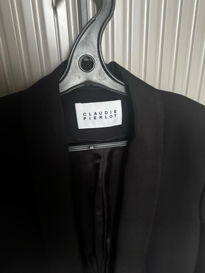 Элегантный черный брючный костюм Claudie Pierlot Paris.