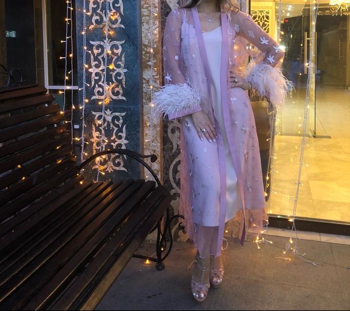 Эффектный наряд с перьями