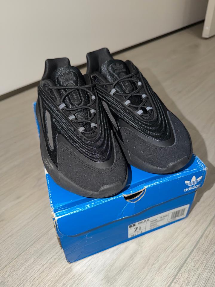 кроссовки — модель Adidas Originals Ozeliа