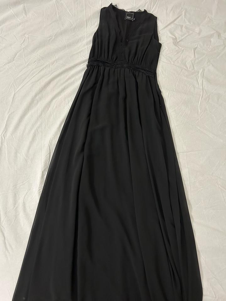 Элегантное вечернее платье в пол с кружевной отделкой