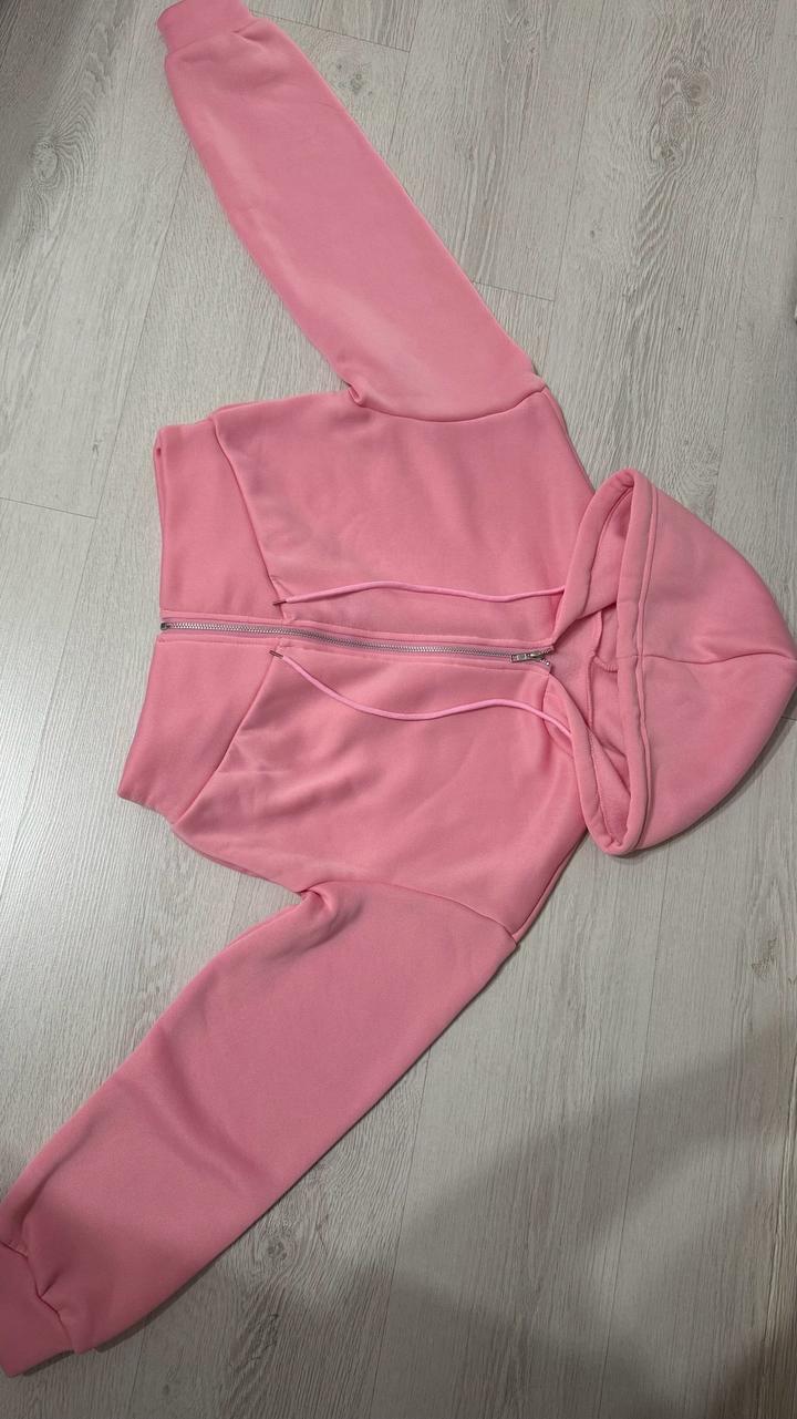Розовый костюм