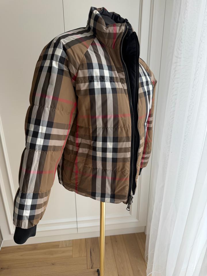 Пуховик жен. Burberry двухсторонний Размер m